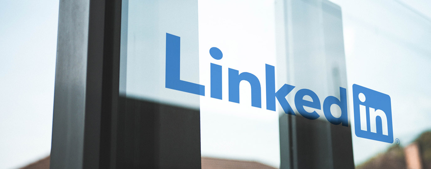 Logo LinkedIn na szybie